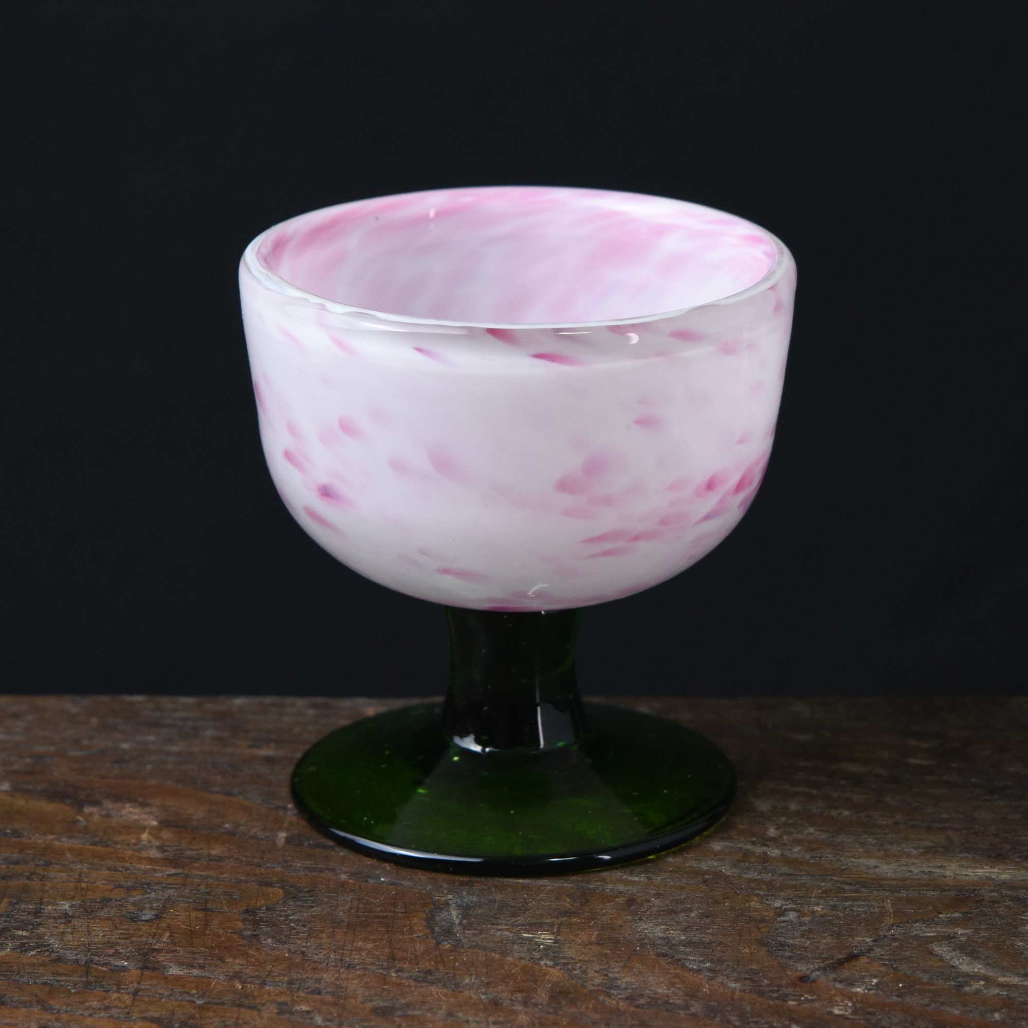 骨董　時代ガラス　超希少　濃緑色ガラス脚付　乳白色　市松紋　碗型　氷コップ ガラス :: 桃色吹雪文緑脚碗型氷コップ | COTTOU.JP 骨董の通販