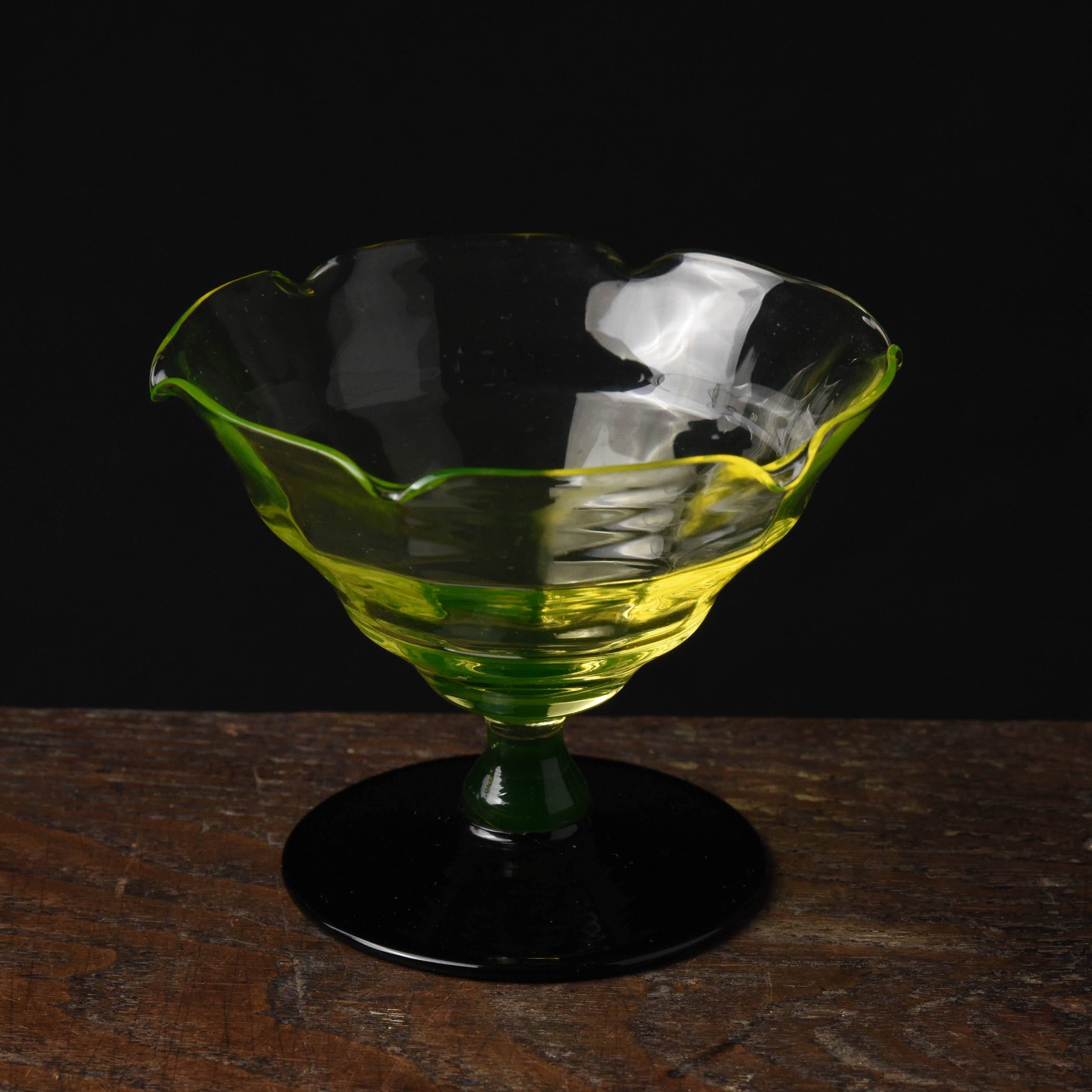 ガラス :: ウランガラス黒脚氷コップ | COTTOU.JP 骨董の通販 