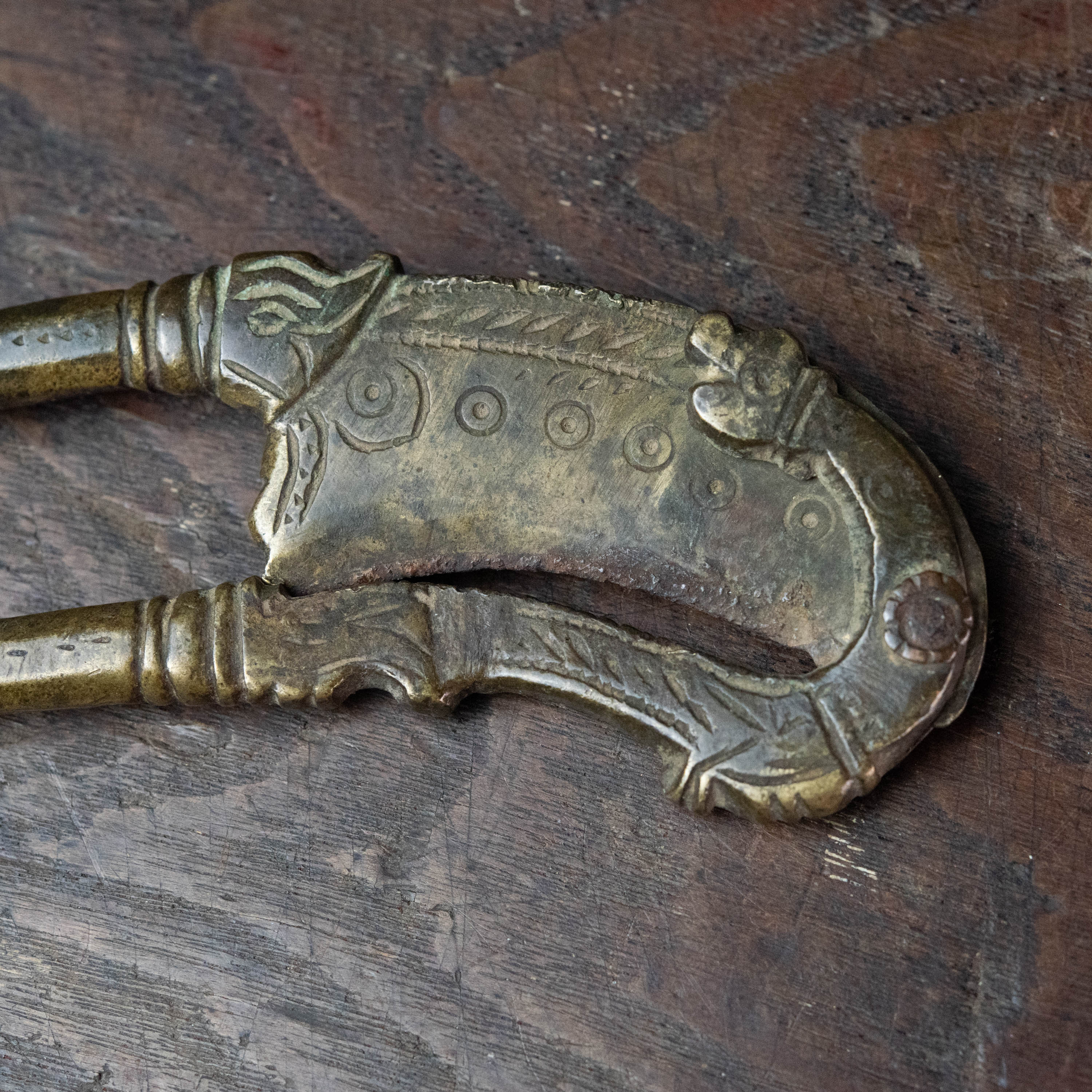 ビンロウ ナッツ. 実カッター インド アジア 装飾 金属工芸 :: ビンロウ / ナッツカッター 水棲生物 インド | COTTOU.JP