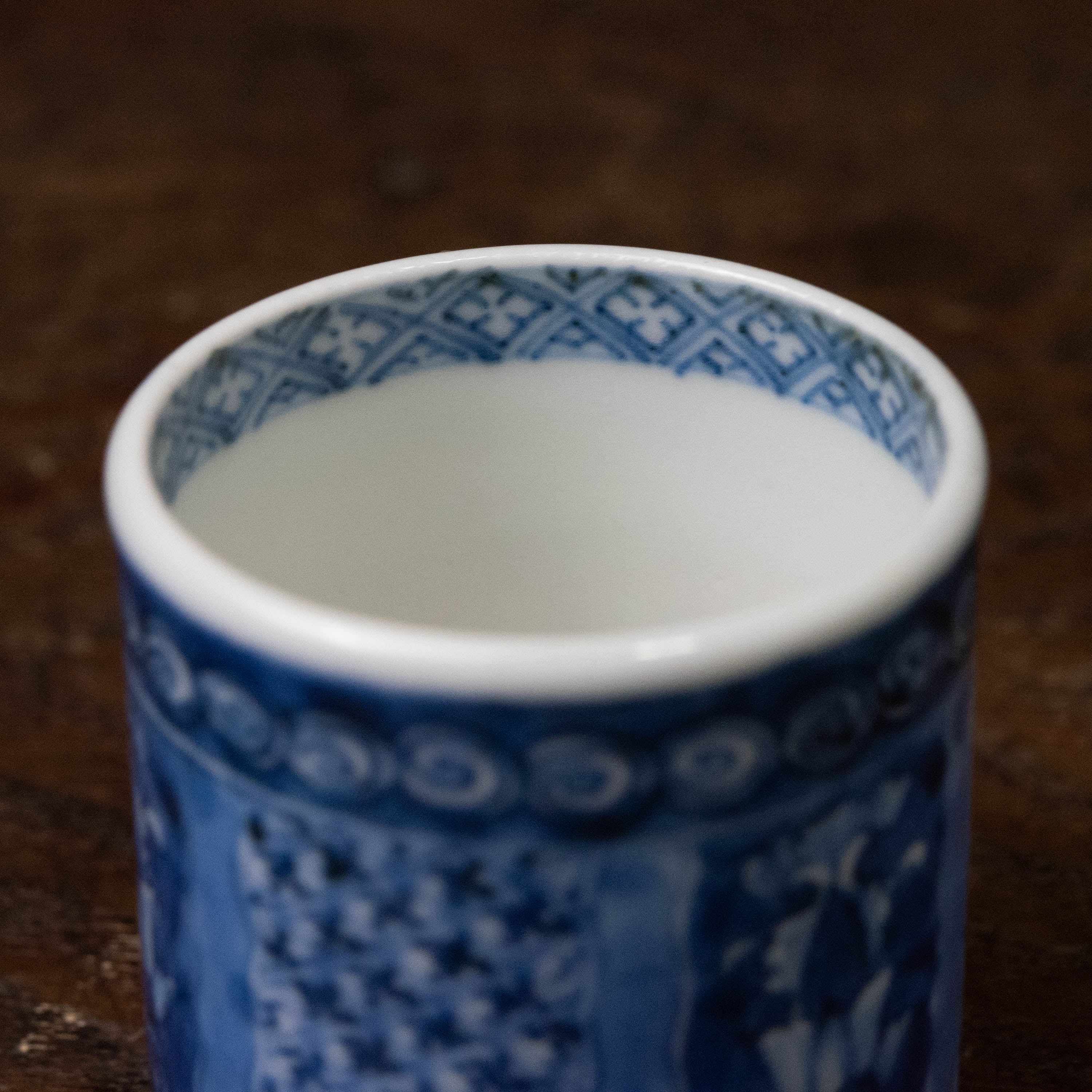陶磁器 :: 伊万里 唐花文・卍繋ぎ四方襷文 のぞき猪口 | COTTOU