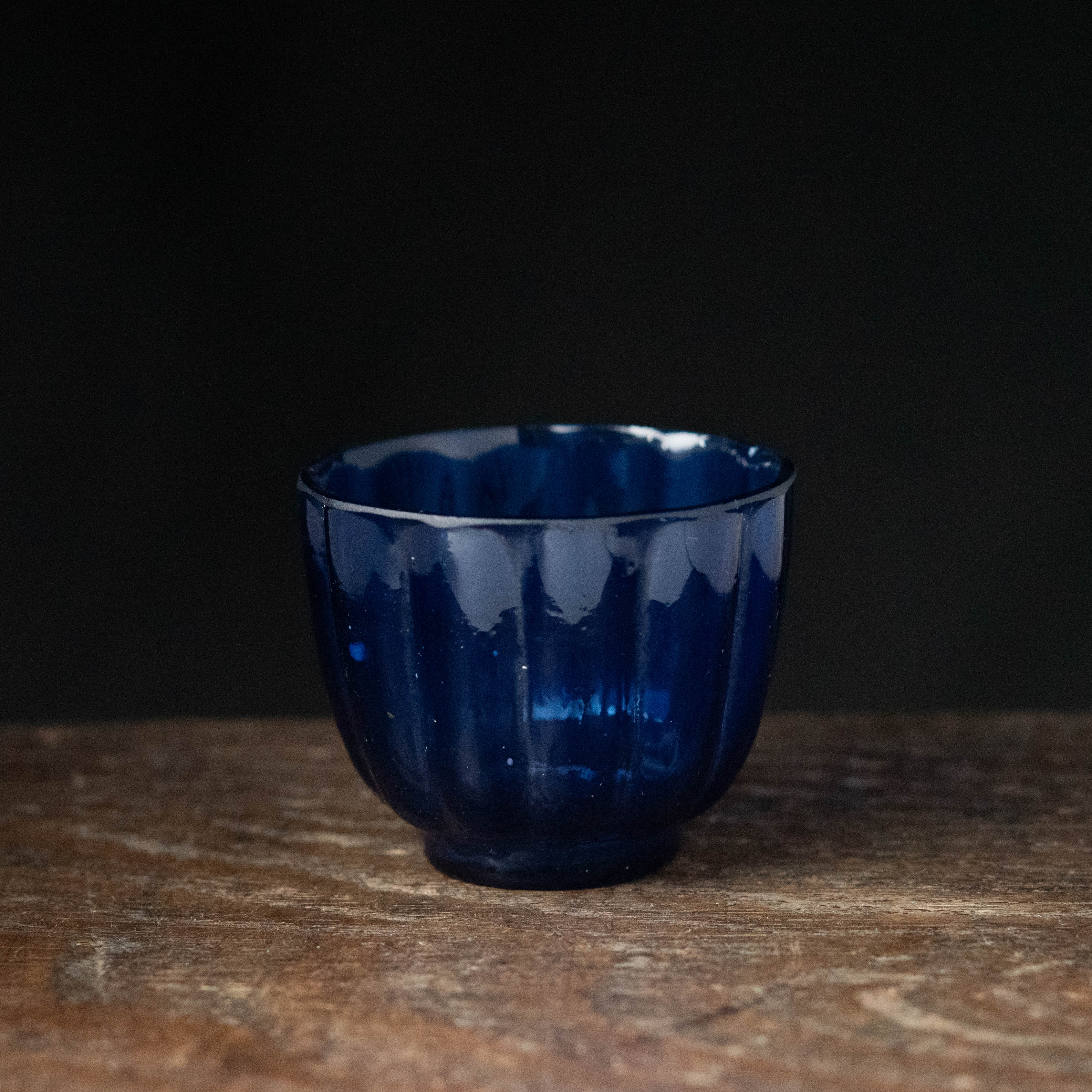 ガラス :: 瑠璃色 菊型 型吹ガラス盃 | COTTOU.JP 骨董の通販
