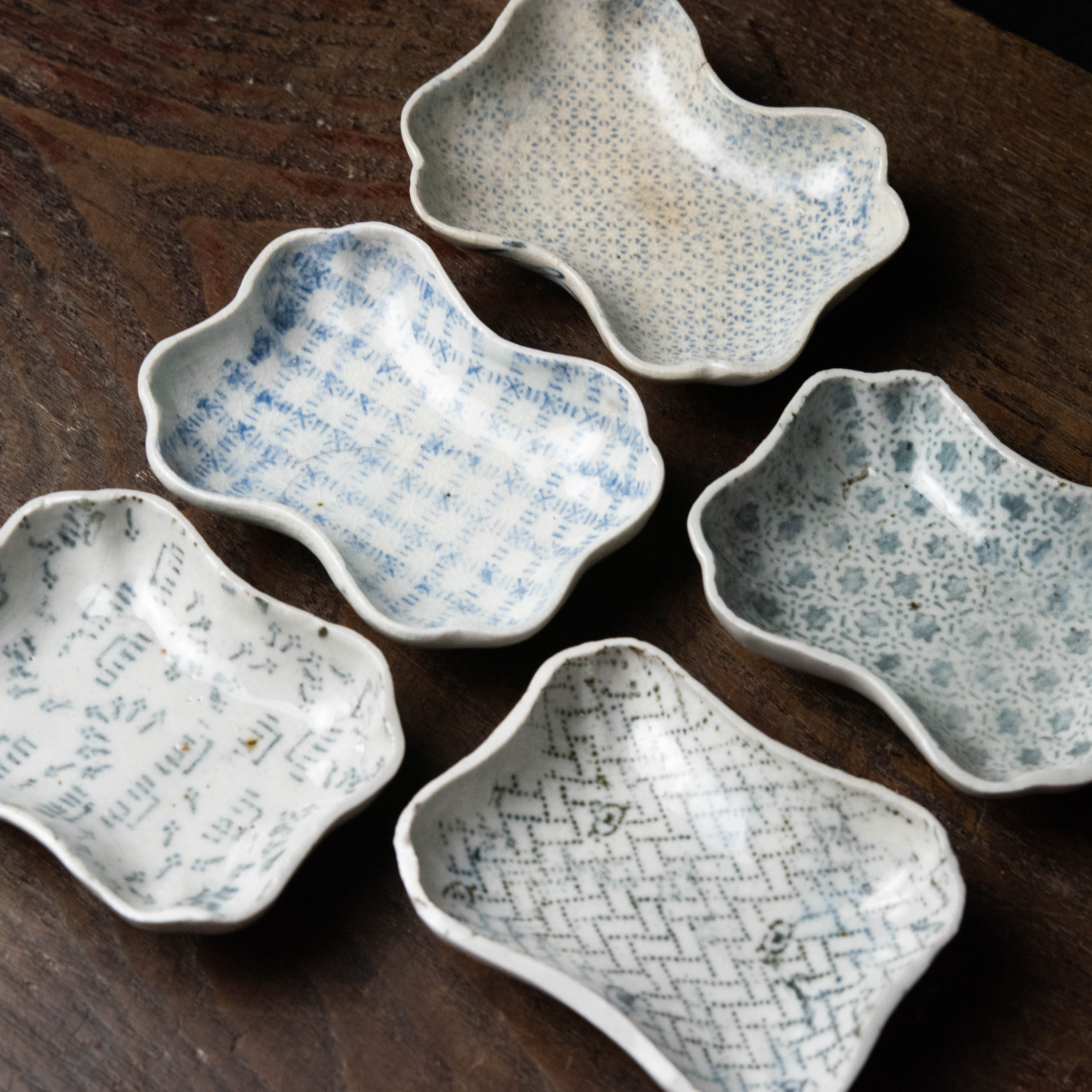 陶磁器 :: 伊万里 型紙摺り小紋 糸巻き型皿 5枚 | COTTOU.JP 骨董の 