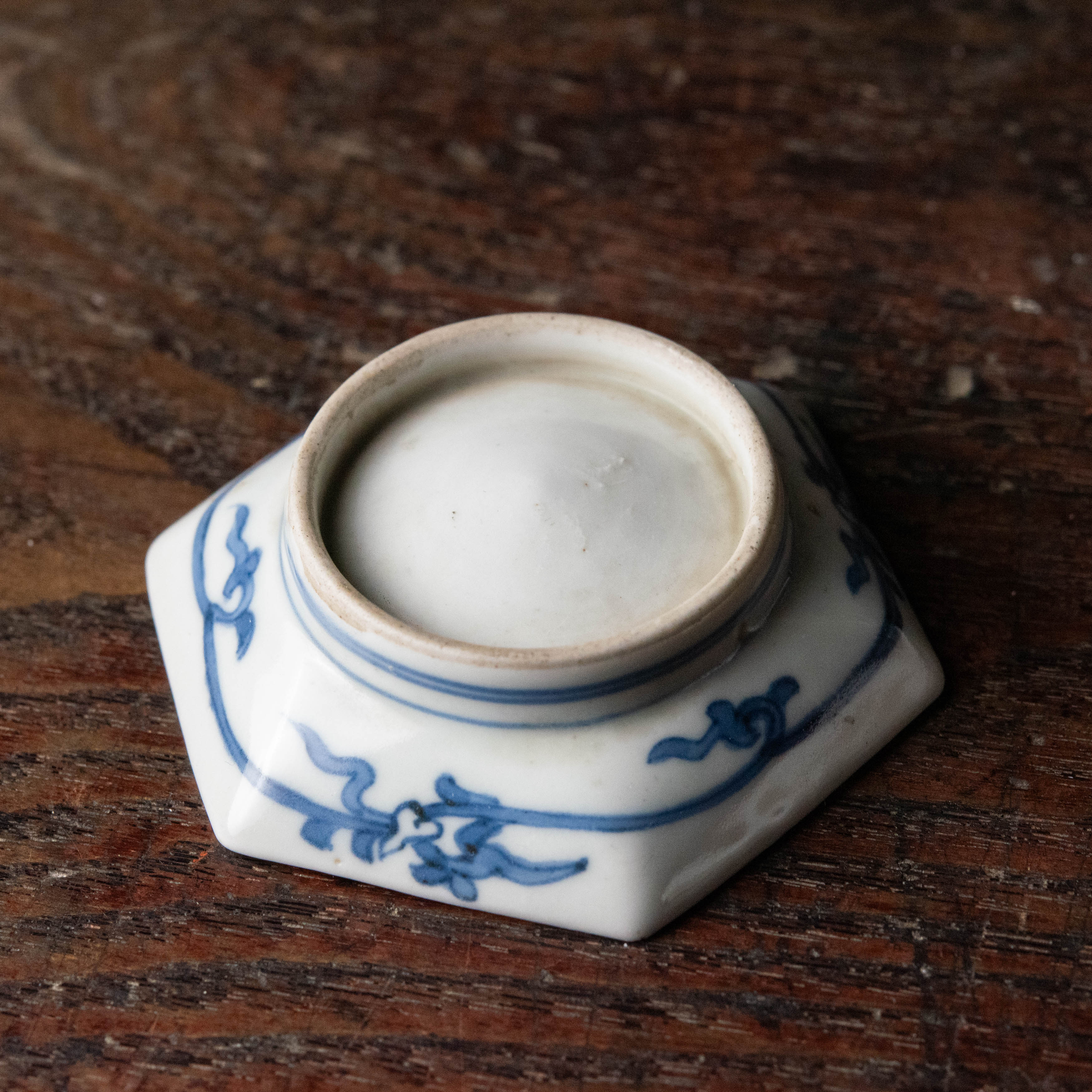 陶磁器 :: 古伊万里 藍柿右衛門 捻草花文 六角 変形皿 | COTTOU.JP