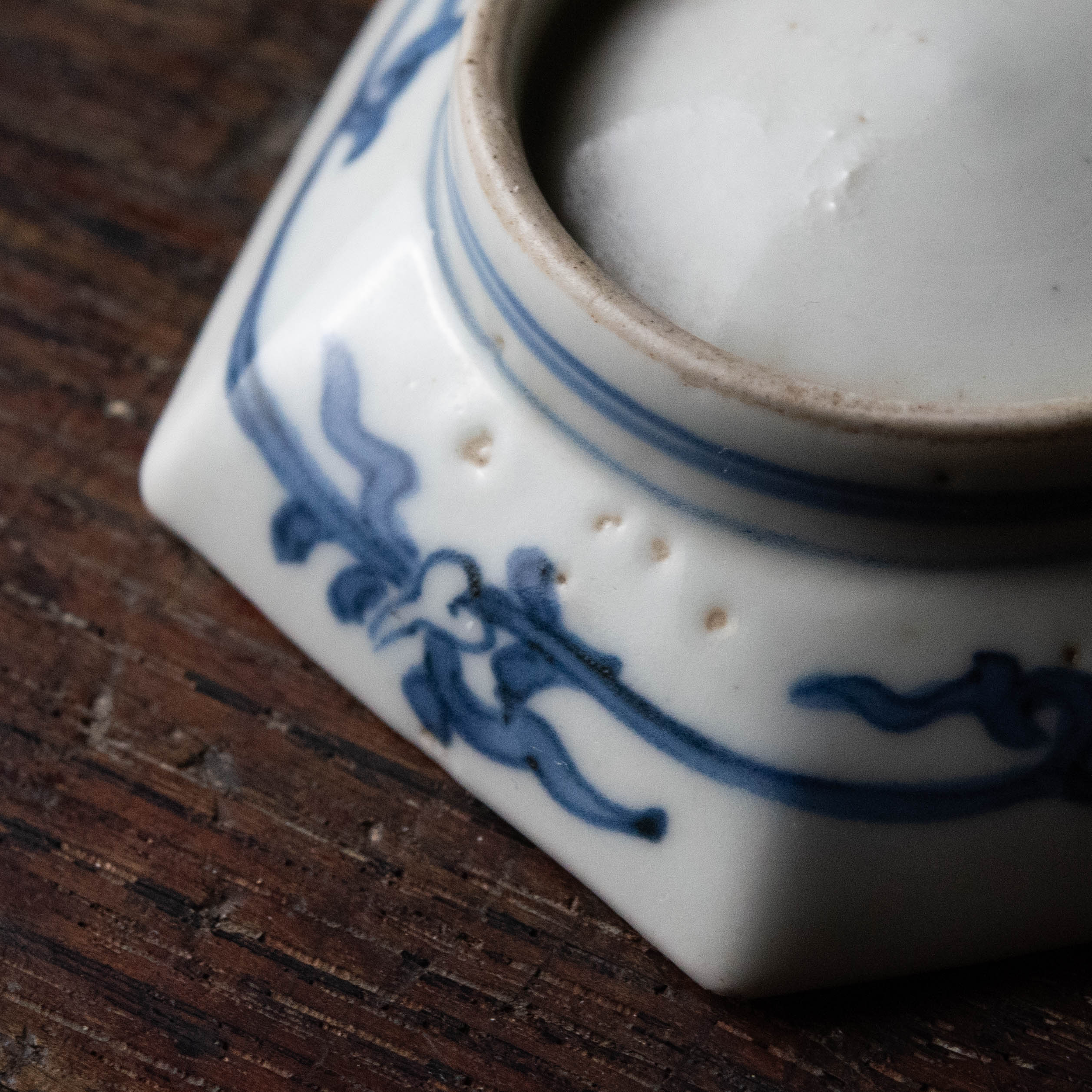 陶磁器 :: 古伊万里 藍柿右衛門 捻草花文 六角 変形皿 | COTTOU.JP