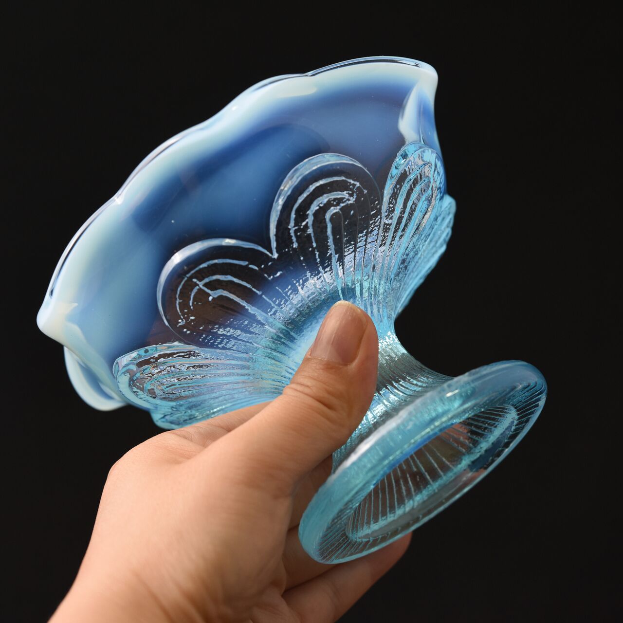 ガラス :: 水色乳白ぼかし花縁プレスガラス氷コップ | COTTOU.JP 骨董 