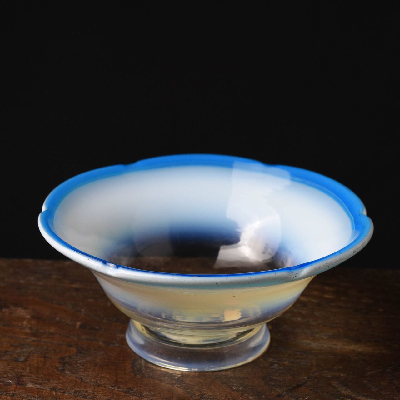 ガラス :: 青縁乳白ぼかしガラス小鉢 | COTTOU.JP 骨董の通販 