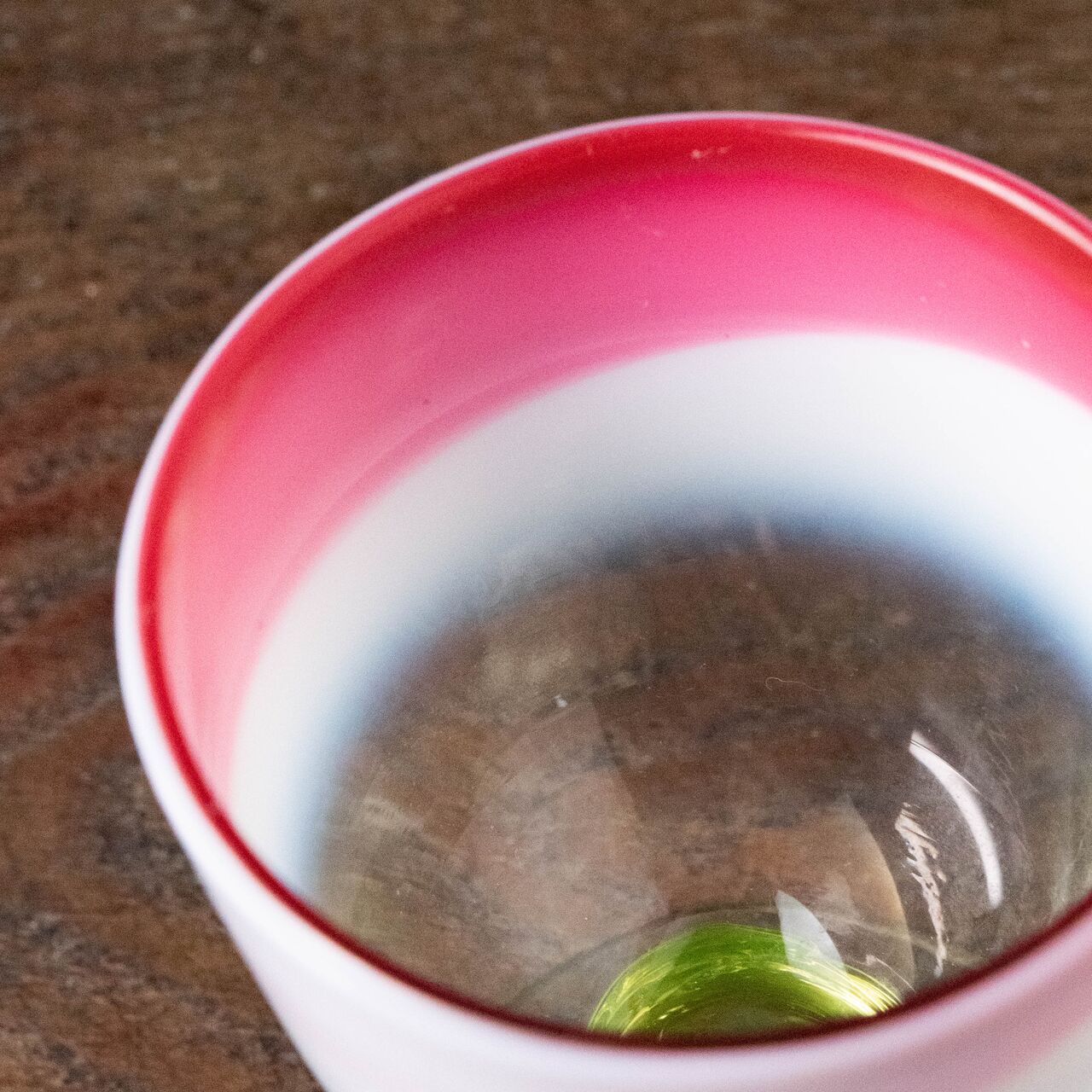 【オープニングセール】 赤と乳白ぼかし :: ガラス ウラン脚 COTTOU | 氷コップ なつめ型 工芸品