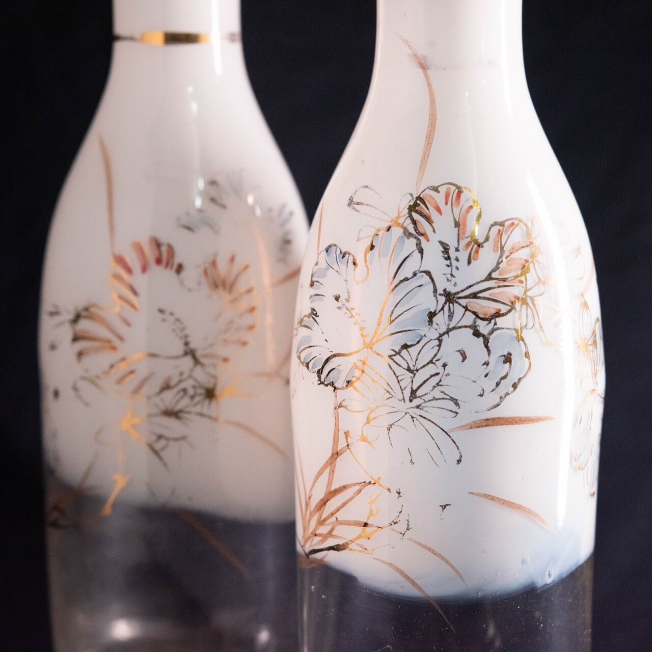 ガラス :: 仏桑花に蝶 透明に白 ギヤマン徳利 酒器 和ガラス