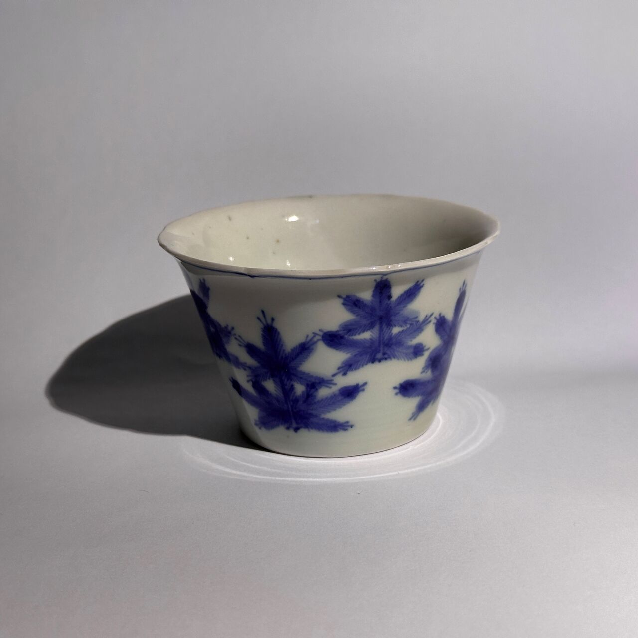 桃】古伊万里：染付矢羽根紋様大振蕎麦猪口 にじみ出
